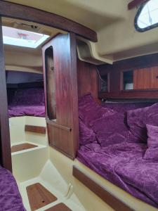 克莱佩达Valkirja的船上的一间客房配有紫色双层床