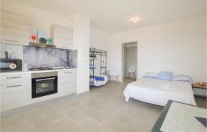 皮亚纳Awesome Apartment In Piana With Wifi的一间白色卧室,配有床和厨房