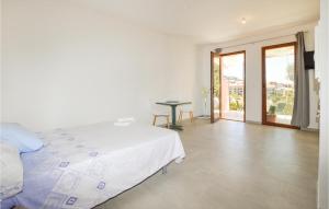 皮亚纳Awesome Apartment In Piana With Wifi的白色卧室配有床和桌子