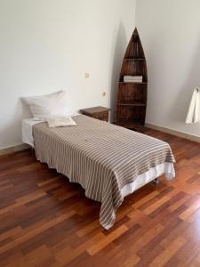 Veliki PrologKuća Jelena的一间卧室配有一张床,铺有木地板