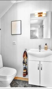 克里斯蒂安桑Nydelig hus med utsikt的白色的浴室设有卫生间和水槽。