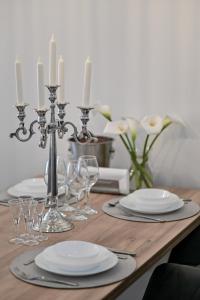 阿然德洛维克Porto lux的木桌,带盘子、酒杯和蜡烛
