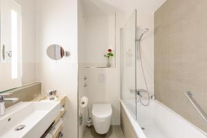 爱尔福特美居厄福特旧城酒店的浴室配有卫生间、盥洗盆和淋浴。