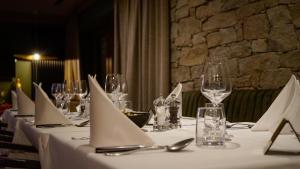 瓦勒迪泽尔Hotel MONT-BLANC VAL D'ISERE的一张带白餐巾和酒杯的桌子