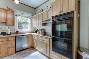 温泉城Bunny Hill Cottage的厨房配有木制橱柜和黑烤箱。