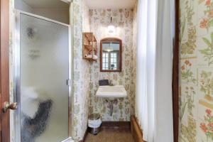 温泉城Bunny Hill Cottage的一间带水槽和镜子的浴室