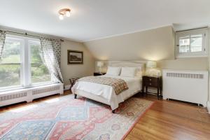 温泉城Bunny Hill Cottage的一间卧室设有床、两个窗户和地毯。