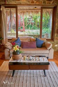 An Bàn (2)Pao Homes - An Bang Beach Stone Villa的带沙发和咖啡桌的客厅