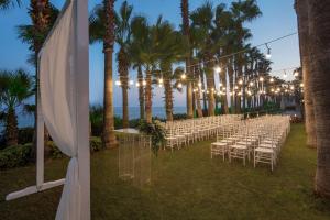 梅尔辛梅尔辛希尔顿酒店的婚礼上带椅子和棕榈树的过道