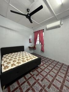 丰盛港Warisan Homestay A的一间卧室配有一张床和吊扇