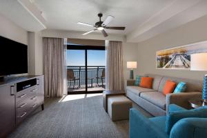 默特尔比奇Hilton Grand Vacations Club Anderson Ocean Myrtle Beach的带沙发和平面电视的客厅