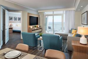 默特尔比奇Hilton Grand Vacations Club Ocean Enclave Myrtle Beach的带沙发、床和电视的客厅