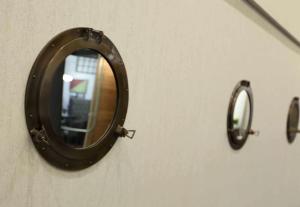 米斯蒂克米兹蒂克希尔顿酒店的墙上的镜子,上面有两面镜子