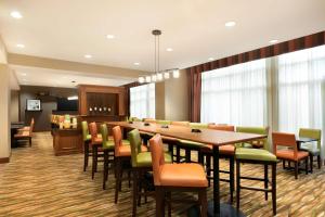 皇后区纽约拉瓜迪亚机场汉普顿酒店的一间会议室,配有长桌子和椅子