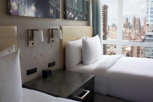 纽约纽约时代广场西希尔顿逸林酒店的酒店客房设有床和窗户。