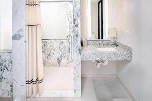 纽约Hilton Club West 57th Street New York的一间带水槽和淋浴的浴室
