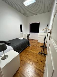 Casa das Memórias的一间卧室配有一张床和一台电视