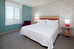 阿拉米达Home2 Suites By Hilton Alameda Oakland Airport的卧室设有一张白色大床和一扇窗户。