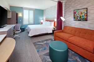 阿拉米达Home2 Suites By Hilton Alameda Oakland Airport的酒店客房,配有床和沙发