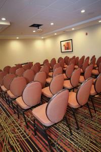 联合市汉普顿酒店联合城市酒店的一间房间里摆放着棕色椅子