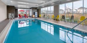 大洋城Home2 Suites by Hilton Ocean City Bayside的大楼内一个蓝色的大型游泳池