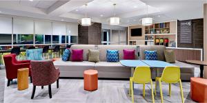 大洋城Home2 Suites by Hilton Ocean City Bayside的大堂配有沙发和桌椅