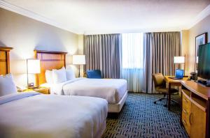 奥卡拉希尔顿奥卡拉酒店的酒店客房设有两张床和一台平面电视。