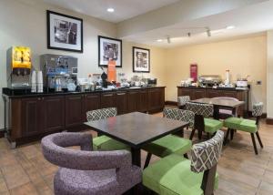 奥德萨奥德萨汉普顿酒店的一间带桌椅和柜台的餐厅
