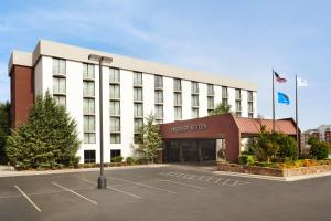俄克拉何马城Embassy Suites by Hilton Oklahoma City Will Rogers Airport的停车场酒店前方的图象