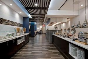 俄克拉何马城埃姆布里奇酒店集团俄克拉何马城塔楼酒店的一个大厨房,设有长长的走廊和桌子