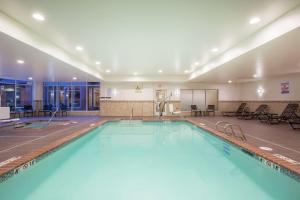 奥林匹亚华盛顿州奥林匹亚希尔顿花园酒店的大楼内一个蓝色的大型游泳池