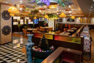 迪拜瑞吉斯公园克里斯金酒店的一间带酒吧的餐厅和一间用餐室
