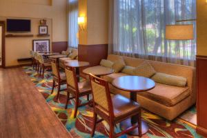 安大略安大略汉普顿套房酒店的一间设有桌子、沙发和椅子的等候室