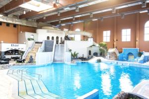 林斯托林斯托范德瓦尔克度假酒店的大型建筑中的大型游泳池
