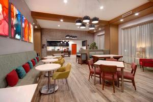 库卡蒙格牧场Hampton Inn & Suites By Hilton Rancho Cucamonga的一间带桌椅的餐厅和一间自助餐厅