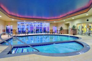 弗吉尼亚海滩弗吉尼亚海滩希尔顿惠庭套房酒店的在酒店房间的一个大型游泳池