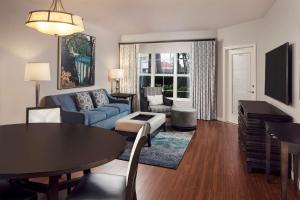 奥兰多Hilton Grand Vacations Club Tuscany Village Orlando的客厅配有蓝色的沙发和桌子