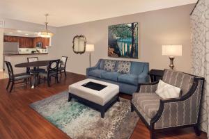 奥兰多Hilton Grand Vacations Club Tuscany Village Orlando的客厅配有沙发和桌子