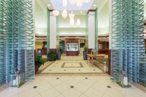 马科尔蒂奥西雅图北部/埃弗雷特希尔顿花园酒店的蓝色柱子的酒店大厅