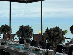 卡瓦拉提Goga Guest House的一张餐桌,享有海景