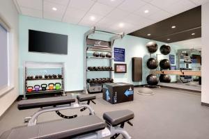 AudubonTru By Hilton Audubon Valley Forge的健身房设有健身器材和平面电视
