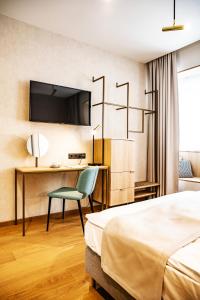 艾斯特根Villa Gran的酒店客房配有一张床、一张桌子和一把椅子。