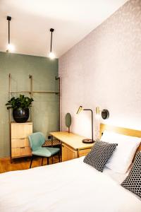 艾斯特根Villa Gran的一间卧室配有一张床、一张桌子和一把椅子