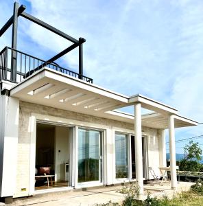 多布拉沃达Bungalow Dream Oasis Dobra Voda的房屋顶部带阳台的凉亭