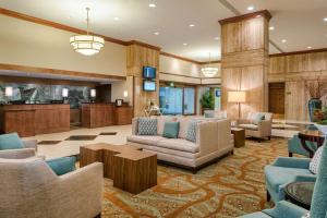 费城费城机场希尔顿逸林酒店的带沙发的大堂和客厅