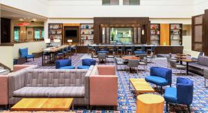 普利茅斯会议DoubleTree Suites by Hilton Hotel Philadelphia West的带沙发和桌椅的图书馆