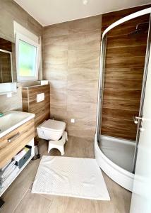多布拉沃达Bungalow Dream Oasis Dobra Voda的浴室配有卫生间、盥洗盆和浴缸。