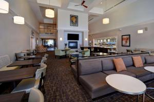 莫尔文费城大峡谷希尔顿惠庭套房酒店的一个带沙发和桌子的酒店大堂以及一间餐厅