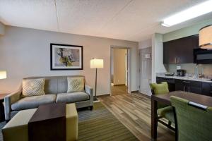 莫尔文费城大峡谷希尔顿惠庭套房酒店的客厅配有沙发和桌子