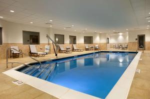 Limerick汉普顿酒店利默里克的游泳池位于酒店客房内,配有桌椅